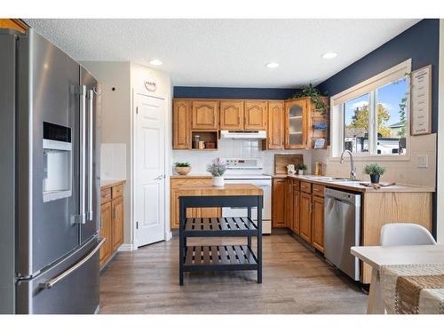 71 Tipping Close Se, Airdrie, AB - Indoor Photo Showing Kitchen