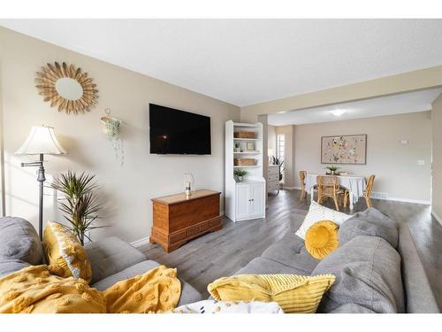 71 Tipping Close Se, Airdrie, AB - Indoor Photo Showing Living Room