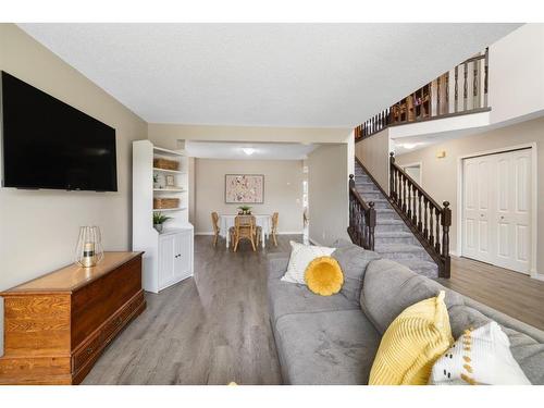 71 Tipping Close Se, Airdrie, AB - Indoor Photo Showing Living Room