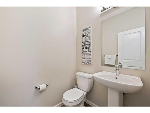 618 Kingsmere Way Se, Airdrie, AB - Indoor Photo Showing Bathroom