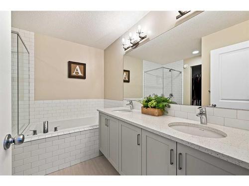 618 Kingsmere Way Se, Airdrie, AB - Indoor Photo Showing Bathroom