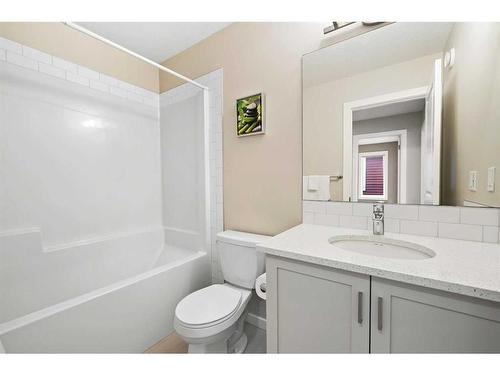 618 Kingsmere Way Se, Airdrie, AB - Indoor Photo Showing Bathroom