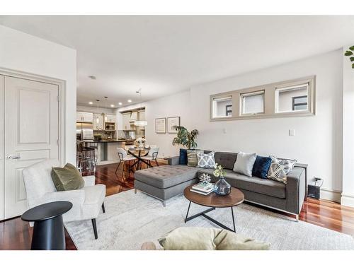 2532 3 Avenue Nw, Calgary, AB - Indoor Photo Showing Living Room