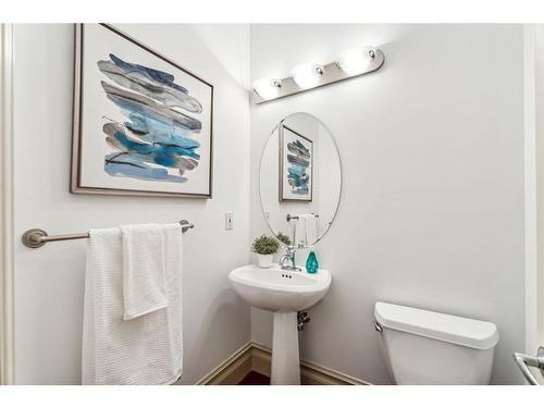 2532 3 Avenue Nw, Calgary, AB - Indoor Photo Showing Bathroom