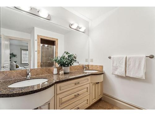 2532 3 Avenue Nw, Calgary, AB - Indoor Photo Showing Bathroom