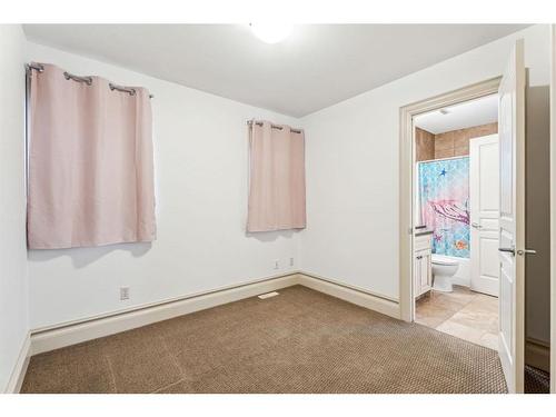 2532 3 Avenue Nw, Calgary, AB - Indoor Photo Showing Bathroom