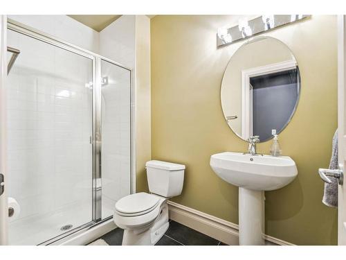 2532 3 Avenue Nw, Calgary, AB - Indoor Photo Showing Bathroom