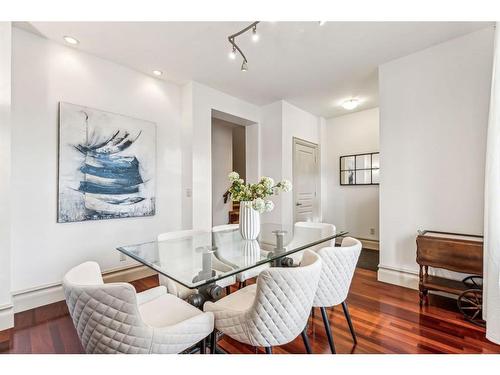 2532 3 Avenue Nw, Calgary, AB - Indoor Photo Showing Dining Room