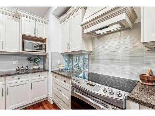 2532 3 Avenue Nw, Calgary, AB - Indoor Photo Showing Kitchen With Upgraded Kitchen