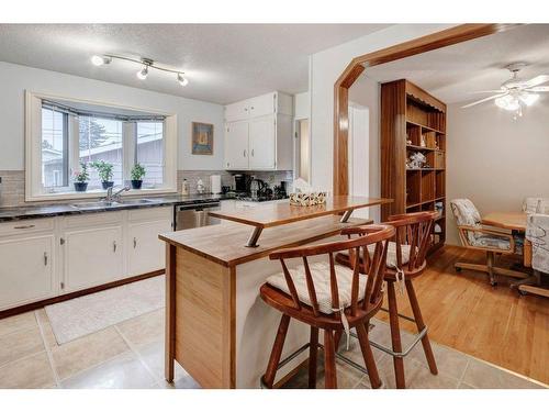 635 Marian Crescent Ne, Calgary, AB - Indoor Photo Showing Kitchen