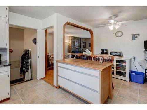 635 Marian Crescent Ne, Calgary, AB - Indoor Photo Showing Kitchen