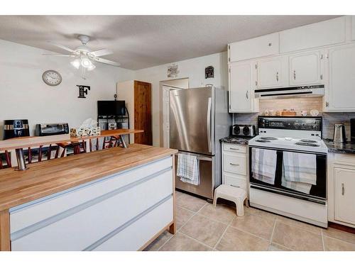 635 Marian Crescent Ne, Calgary, AB - Indoor Photo Showing Kitchen