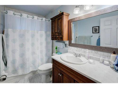 635 Marian Crescent Ne, Calgary, AB - Indoor Photo Showing Bathroom