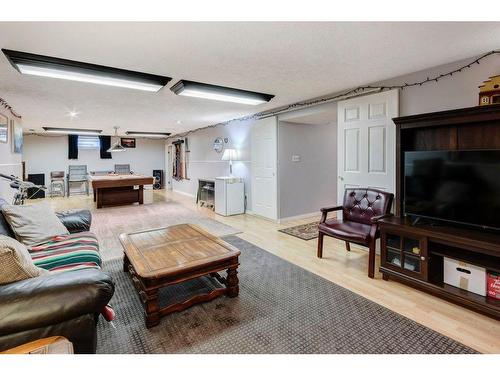 635 Marian Crescent Ne, Calgary, AB - Indoor Photo Showing Living Room