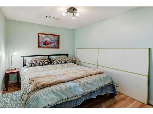 635 Marian Crescent Ne, Calgary, AB - Indoor Photo Showing Bedroom