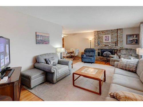 635 Marian Crescent Ne, Calgary, AB - Indoor Photo Showing Living Room