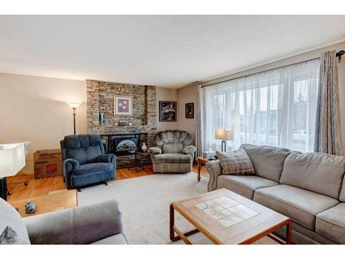 635 Marian Crescent Ne, Calgary, AB - Indoor Photo Showing Living Room