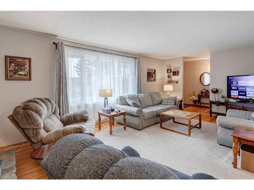 635 Marian Crescent Ne, Calgary, AB - Indoor Photo Showing Living Room