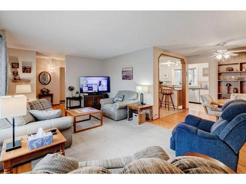 635 Marian Crescent Ne, Calgary, AB - Indoor Photo Showing Living Room