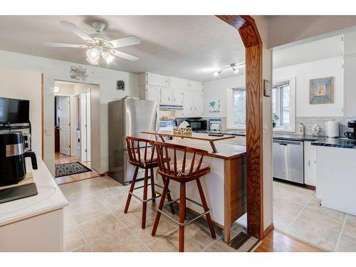 635 Marian Crescent Ne, Calgary, AB - Indoor Photo Showing Kitchen