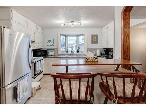 635 Marian Crescent Ne, Calgary, AB - Indoor Photo Showing Kitchen