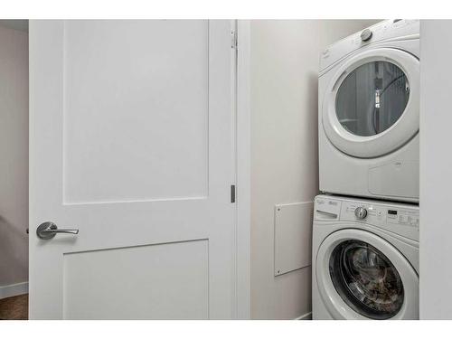 109-707 Spring Creek Drive, Canmore, AB - Indoor Photo Showing Laundry Room