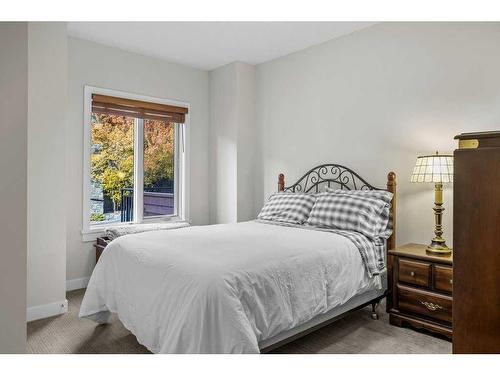 109-707 Spring Creek Drive, Canmore, AB - Indoor Photo Showing Bedroom