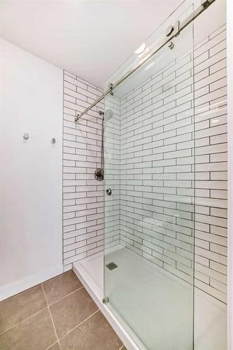 903-327 9A Street Nw, Calgary, AB - Indoor Photo Showing Bathroom