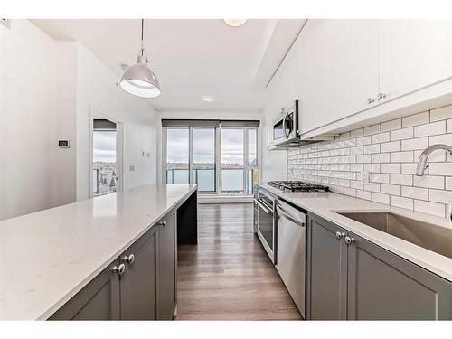 903-327 9A Street Nw, Calgary, AB - Indoor Photo Showing Kitchen With Upgraded Kitchen