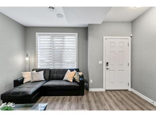 1934 26A Street Sw, Calgary, AB - Indoor Photo Showing Living Room