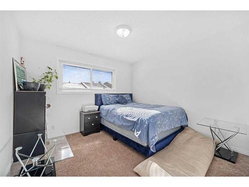 7511 41 Avenue Nw, Calgary, AB - Indoor Photo Showing Bedroom