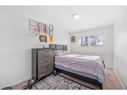 7511 41 Avenue Nw, Calgary, AB - Indoor Photo Showing Bedroom