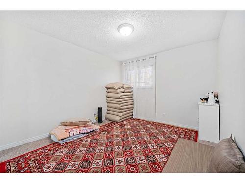 7511 41 Avenue Nw, Calgary, AB - Indoor Photo Showing Bedroom