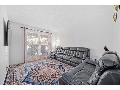 7511 41 Avenue Nw, Calgary, AB - Indoor Photo Showing Living Room