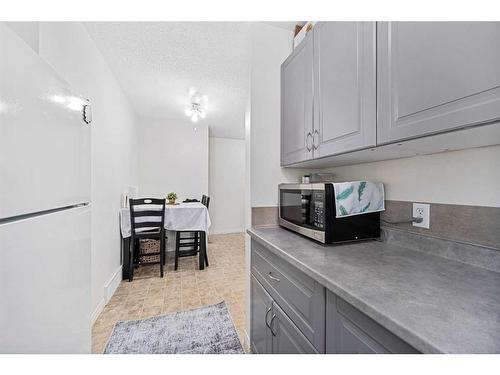 7511 41 Avenue Nw, Calgary, AB - Indoor Photo Showing Kitchen