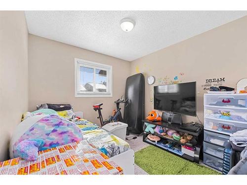 7511 41 Avenue Nw, Calgary, AB - Indoor Photo Showing Bedroom