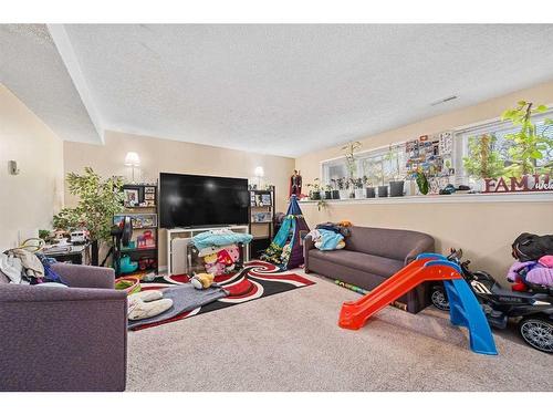 7511 41 Avenue Nw, Calgary, AB - Indoor Photo Showing Living Room