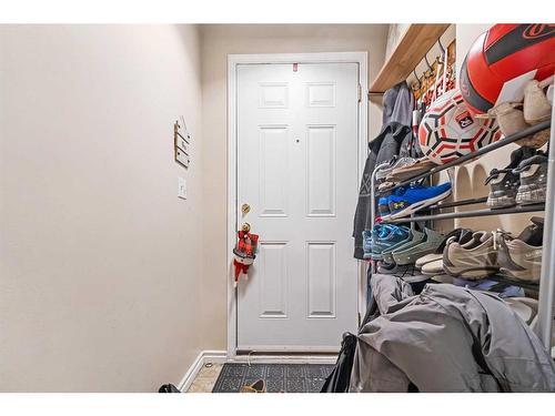 7511 41 Avenue Nw, Calgary, AB - Indoor Photo Showing Other Room