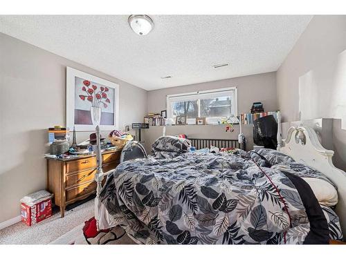 7511 41 Avenue Nw, Calgary, AB - Indoor Photo Showing Bedroom