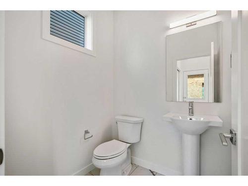 233 Creekside Drive Sw, Calgary, AB - Indoor Photo Showing Bathroom