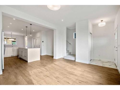 233 Creekside Drive Sw, Calgary, AB - Indoor Photo Showing Kitchen