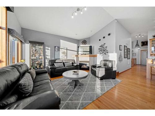 113 Pantego Road Nw, Calgary, AB - Indoor Photo Showing Living Room