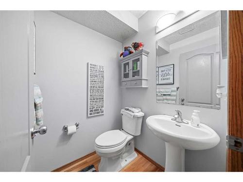 113 Pantego Road Nw, Calgary, AB - Indoor Photo Showing Bathroom