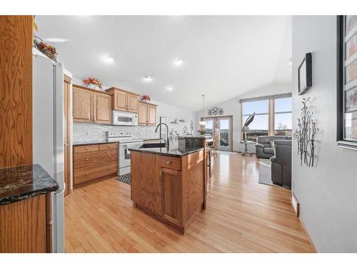 113 Pantego Road Nw, Calgary, AB - Indoor Photo Showing Kitchen