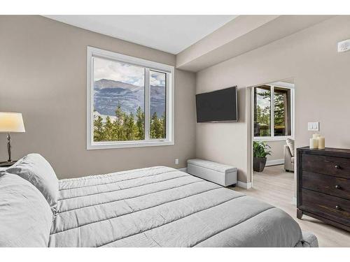 115-106 Stewart Creek Rise, Canmore, AB - Indoor Photo Showing Bedroom