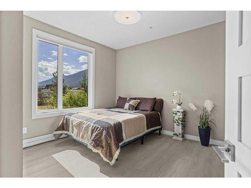 115-106 Stewart Creek Rise, Canmore, AB - Indoor Photo Showing Bedroom