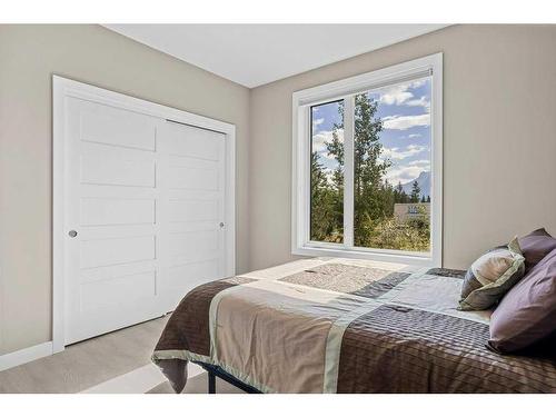 115-106 Stewart Creek Rise, Canmore, AB - Indoor Photo Showing Bedroom