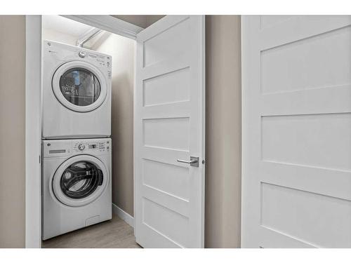 115-106 Stewart Creek Rise, Canmore, AB - Indoor Photo Showing Laundry Room