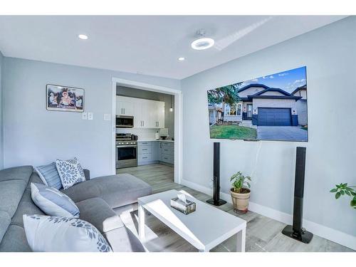 16 Pasadena Gardens Ne, Calgary, AB - Indoor Photo Showing Living Room