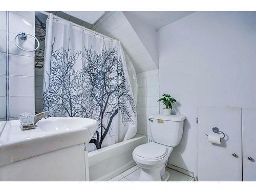 16 Pasadena Gardens Ne, Calgary, AB - Indoor Photo Showing Bathroom